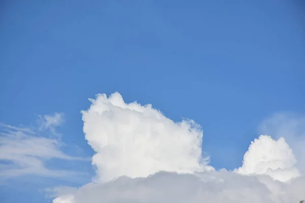 Awan Putih Dan Langit Biru — Stok Foto