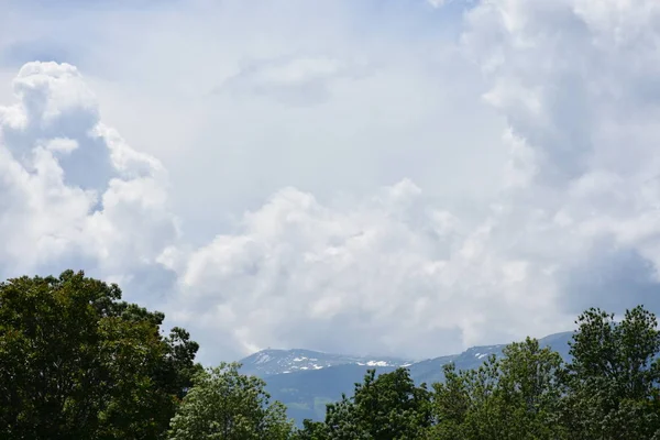 Beyaz Bulutlar Mavi Gökyüzü Dağlar — Stok fotoğraf