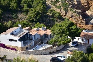 Güzel manzara, yeşil bitkiler ve dağlar.