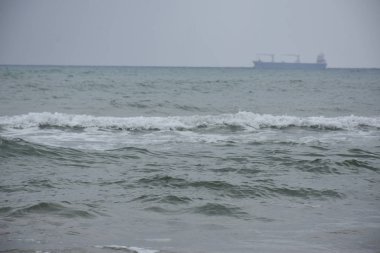 Denizdeki gemi ve güzel manzara,