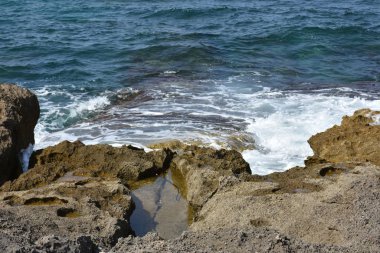 Güzel deniz manzarası, dağlar ve gökyüzü,