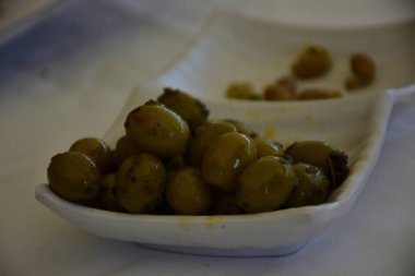 bir plaka üzerinde yeşil zeytin