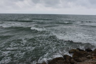 Güzel deniz manzarası, dağlar ve gökyüzü,