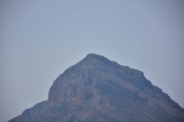 Güzel manzara, yeşil bitkiler ve dağlar.