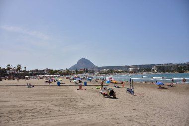 Sahilde güzel bir şemsiye.