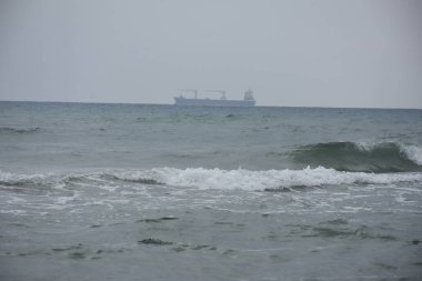 Denizdeki gemi ve güzel manzara,