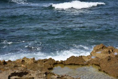 Güzel deniz manzarası, dağlar ve gökyüzü,