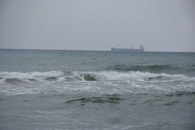 Denizdeki gemi ve güzel manzara,