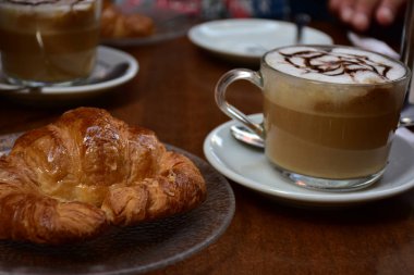 kruvasan ve kahve tablo,