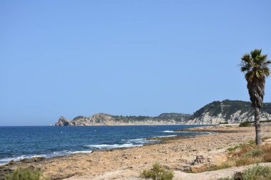 Güzel deniz manzarası, dağlar ve gökyüzü,