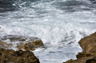 Güzel deniz manzarası, dağlar ve gökyüzü,