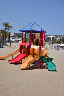 Denizin arka planında oyun parkı,