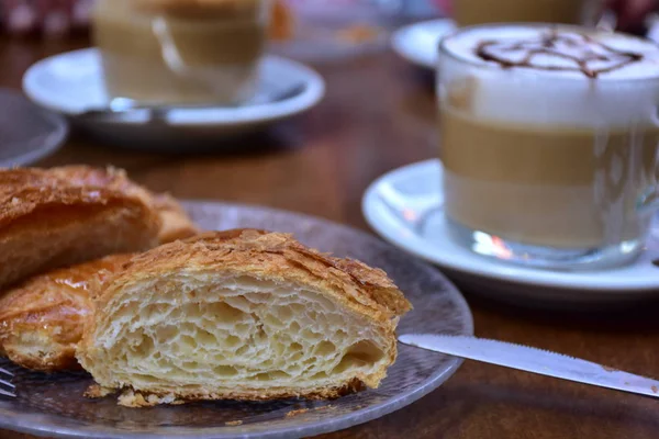 Croissant Kafe Stůl — Stock fotografie