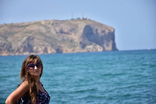 Ragazza Occhiali Sole Uno Sfondo Del Mare — Foto Stock