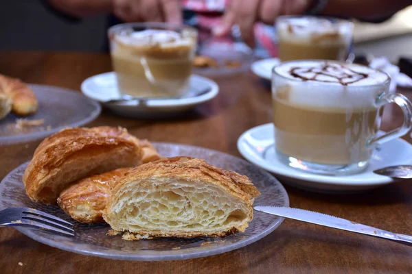 Croissant Kafe Stůl — Stock fotografie
