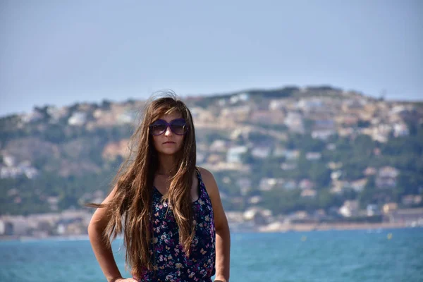 Menina Óculos Sol Fundo Mar — Fotografia de Stock