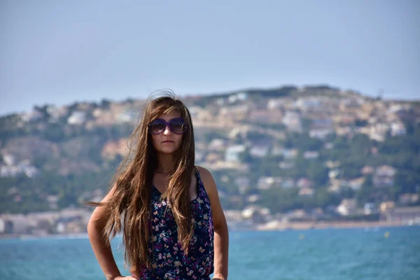 Ragazza Occhiali Sole Uno Sfondo Del Mare — Foto Stock