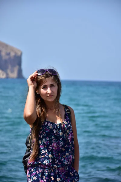 Fată Ochelari Soare Fundalul Mării — Fotografie, imagine de stoc