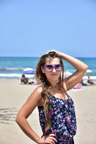 Chica Gafas Sol Sobre Fondo Del Mar — Foto de Stock