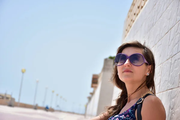 Schöne Brünette Mädchen Mit Sonnenbrille — Stockfoto