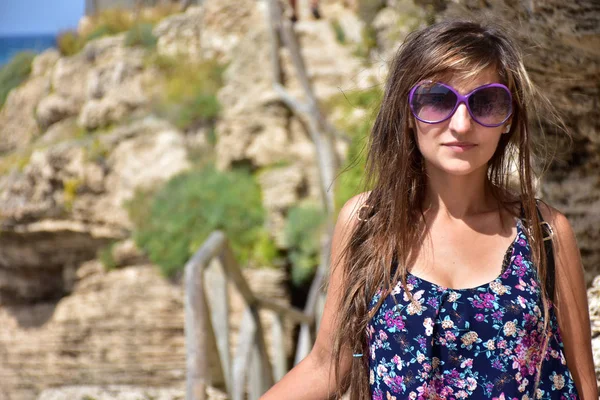 Ragazza Occhiali Sole Uno Sfondo Del Mare — Foto Stock