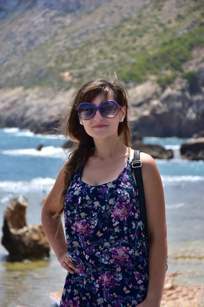 Fille Lunettes Soleil Sur Fond Mer — Photo