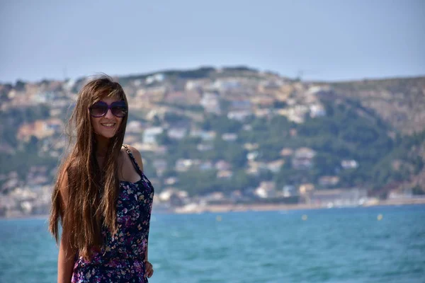 海を背景にサングラスをしている女の子は — ストック写真