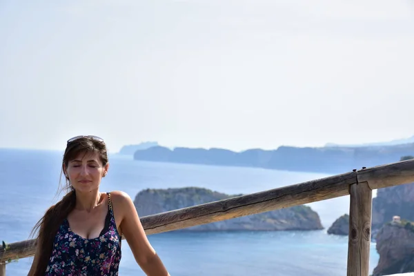 Menina Óculos Sol Fundo Mar — Fotografia de Stock