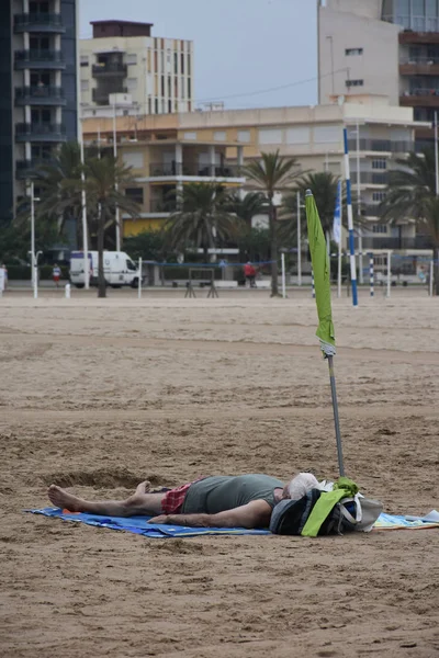 Sandy City Beach Relaxing Man Closed Umbrella — стоковое фото