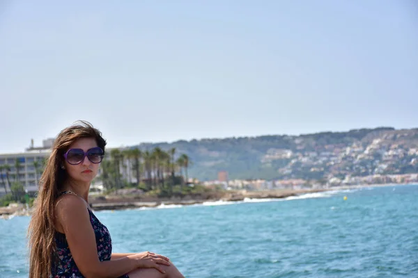 Mädchen Mit Sonnenbrille Vor Dem Hintergrund Des Meeres — Stockfoto
