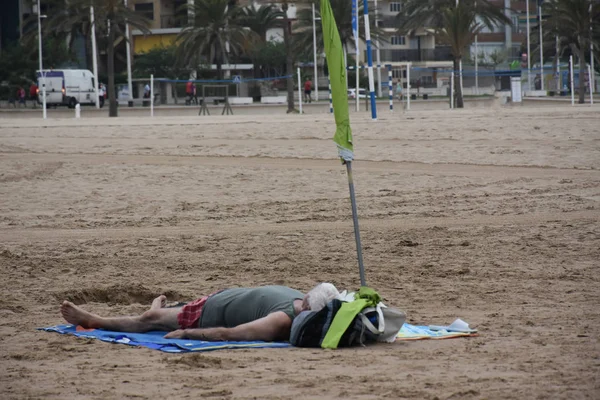 Sandy City Beach Relaxing Man Closed Umbrella — стоковое фото