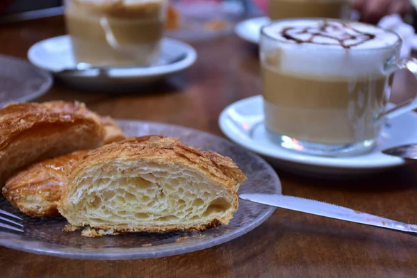 Croissant Kafe Stůl — Stock fotografie