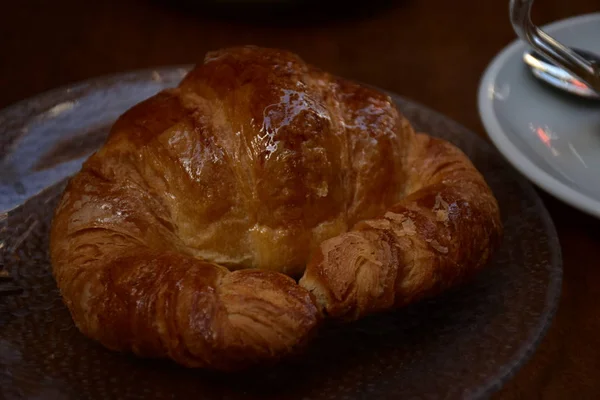 Vynikajícími Croissanty Talíři — Stock fotografie