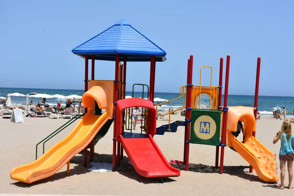 Denizin arka planında oyun parkı,