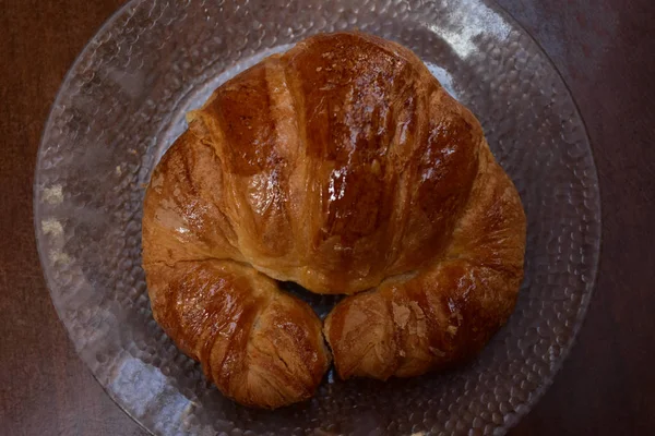 Vynikajícími Croissanty Talíři — Stock fotografie