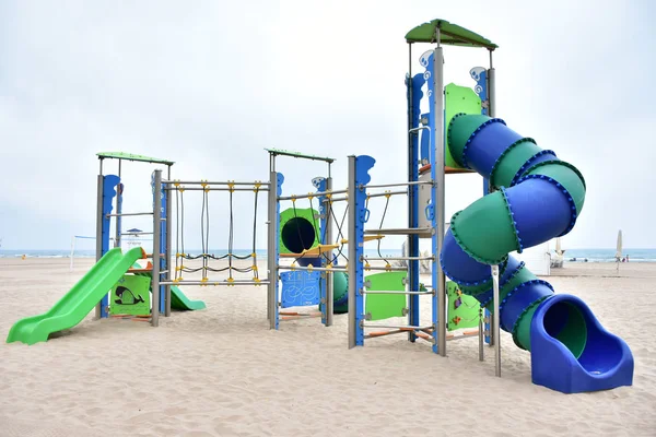 Denizin arka planında oyun parkı,