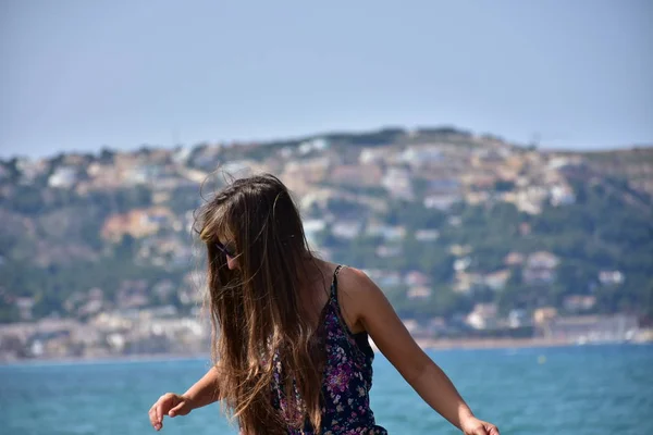 Flicka Solglasögon Bakgrund Havet — Stockfoto