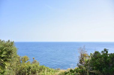 Güzel deniz manzarası, dağlar ve gökyüzü,