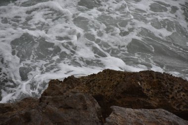 Güzel deniz manzarası, dağlar ve gökyüzü,