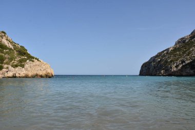 Güzel deniz manzarası, dağlar ve gökyüzü,