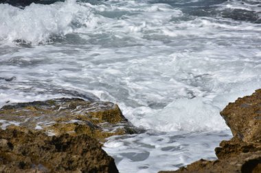 Güzel deniz manzarası, dağlar ve gökyüzü,