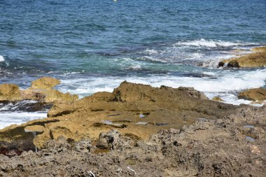 Güzel deniz manzarası, dağlar ve gökyüzü,