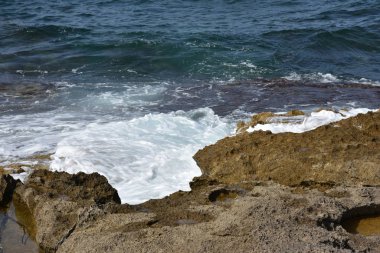Güzel deniz manzarası, dağlar ve gökyüzü,