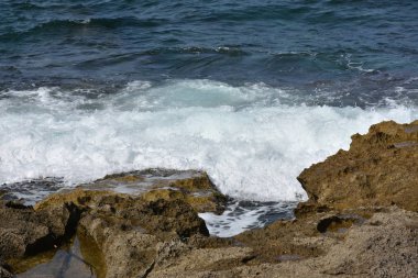 Güzel deniz manzarası, dağlar ve gökyüzü,