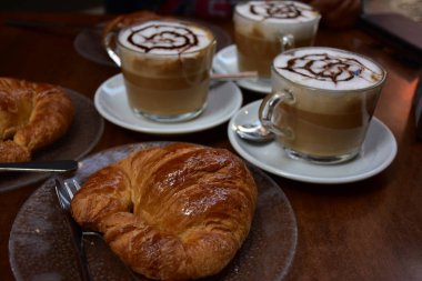 kruvasan ve kahve tablo,