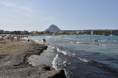 Sahilde güzel bir şemsiye.