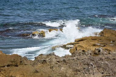 Güzel deniz manzarası, dağlar ve gökyüzü,