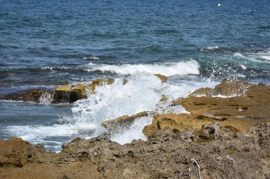 Güzel deniz manzarası, dağlar ve gökyüzü,