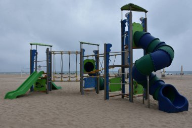 Denizin arka planında oyun parkı,