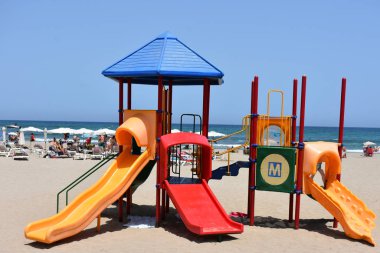 Denizin arka planında oyun parkı,